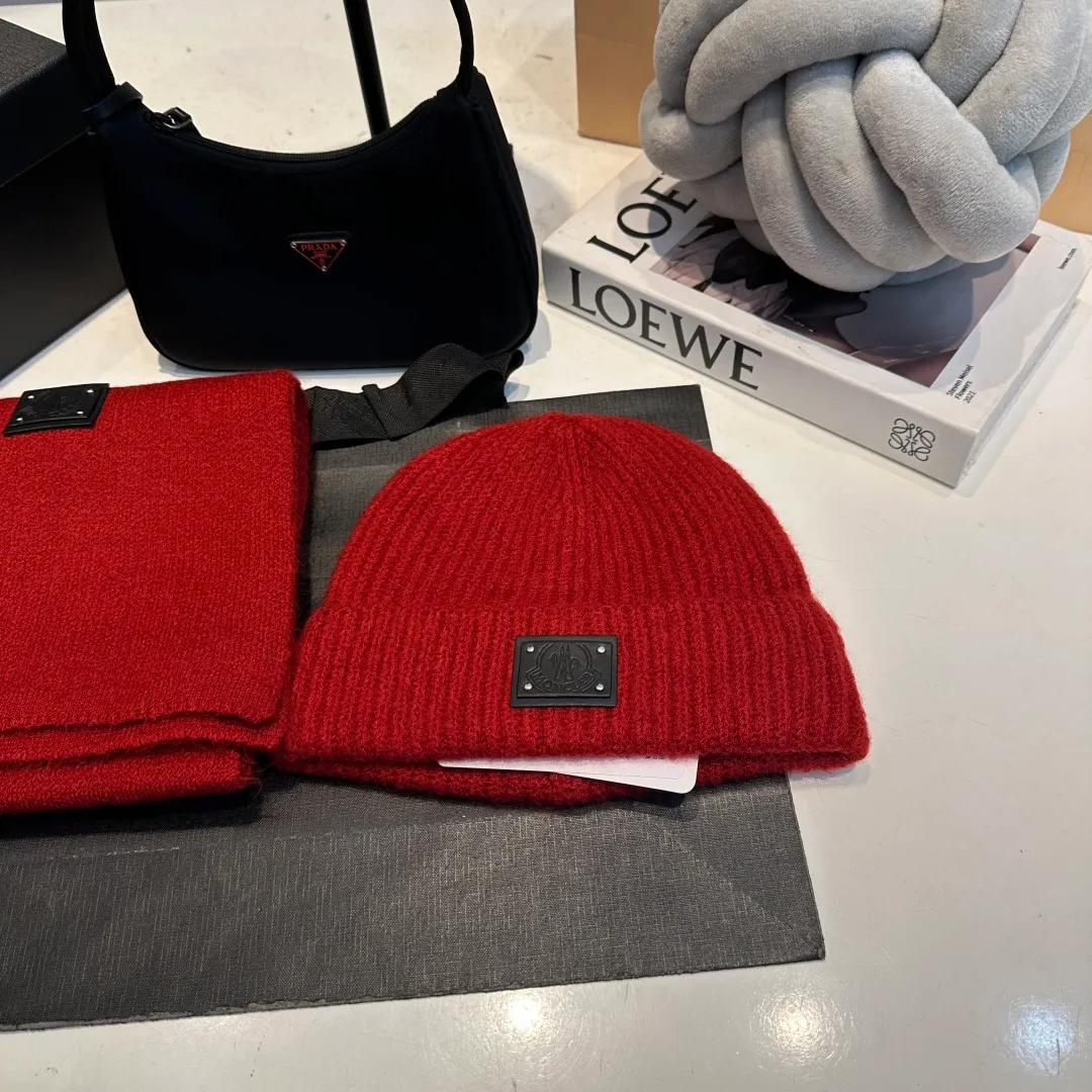P140 Moncler muzzle suit 2025 autumn and winter style cuffed wool knitted beanie High quality customization! This must be my favorite of minimalism. It is clean, neat, fashionable and versatile, and will definitely not be picky about your face shape! A fashionable classic that lasts forever! Both men and women are welcome!