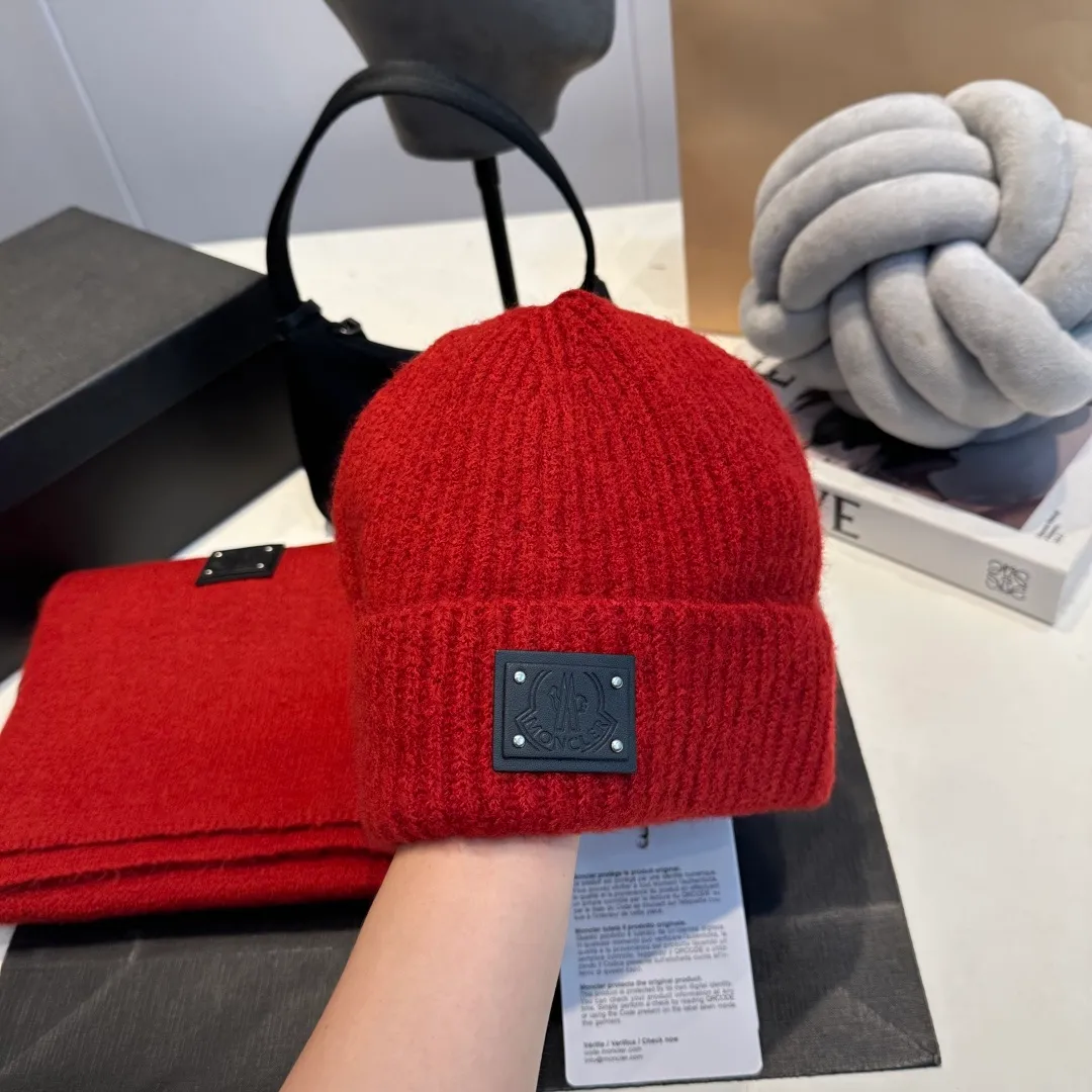 P140 Moncler muzzle suit 2025 autumn and winter style cuffed wool knitted beanie High quality customization! This must be my favorite of minimalism. It is clean, neat, fashionable and versatile, and will definitely not be picky about your face shape! A fashionable classic that lasts forever! Both men and women are welcome!
