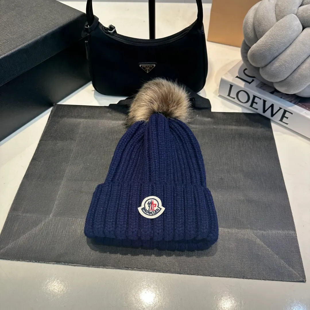 P50 high version Moncler Moncler 💥 Official website classic knitted hat, replica of the original. Very soft and skin-friendly, very elastic 💓 Textured and very versatile style ~ Warm cashmere woolen hat, one size fits all and elastic ~ Unisex, can be worn by any head size. Super quality, highly recommended