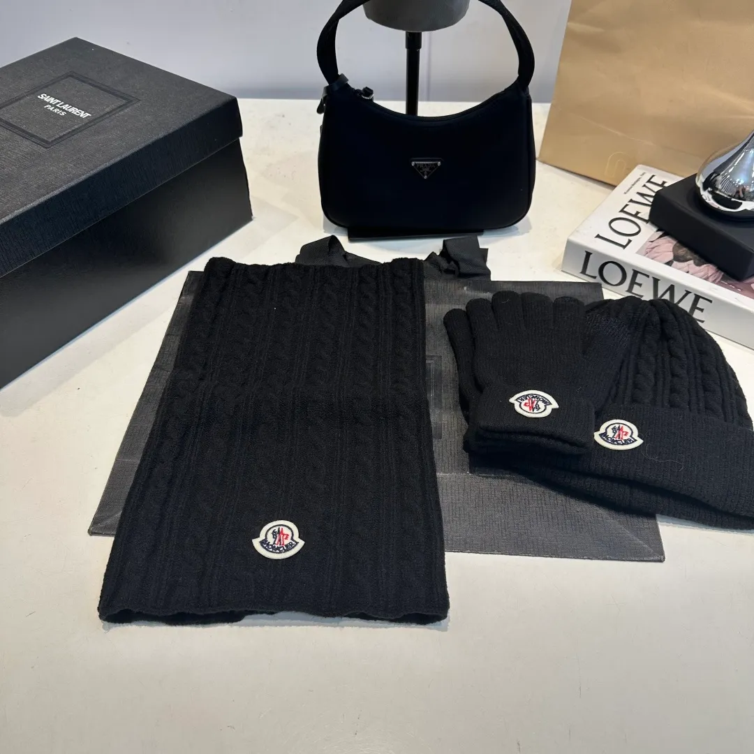 p140 Moncler muzzle suit hat + gloves + scarf autumn and winter style knitted beanie. This must be a minimalist favorite. It is clean, neat, fashionable and versatile, and will never be picky about your face shape! A fashionable classic that lasts forever! Both men and women are welcome!