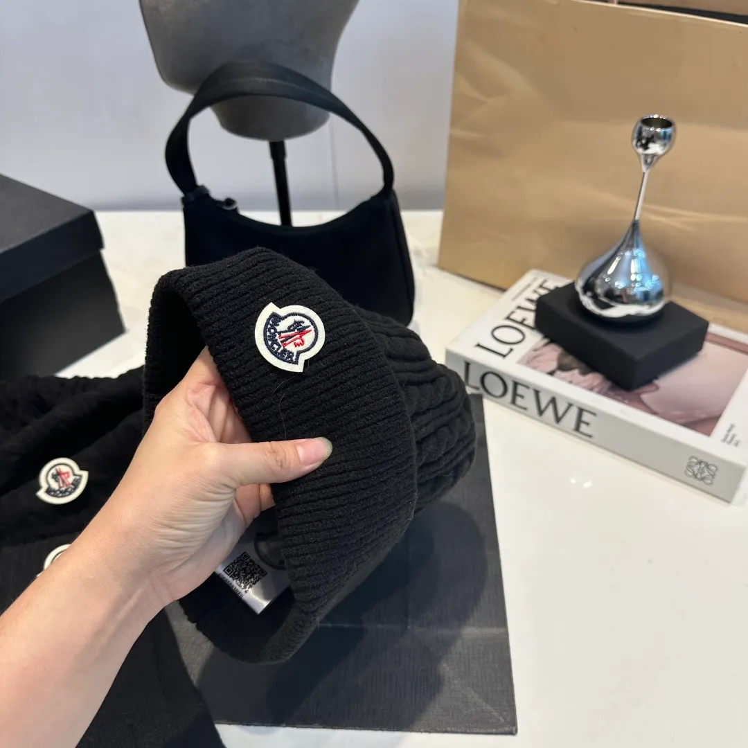 p140 Moncler muzzle suit hat + gloves + scarf autumn and winter style knitted beanie. This must be a minimalist favorite. It is clean, neat, fashionable and versatile, and will never be picky about your face shape! A fashionable classic that lasts forever! Both men and women are welcome!