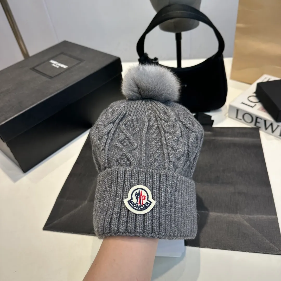 P90 high version Moncler Moncler 💥 Official website classic knitted hat, replica of the original. Very soft and skin-friendly, very elastic 💓 Textured and very versatile style ~ Warm cashmere woolen hat, one size fits all and elastic ~ Unisex, can be worn by any head size. Super quality, highly recommended