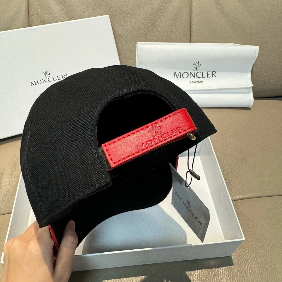 p90., Moncler's new original baseball cap, 1:1 mold opening at the counter, new three-dimensional embroidery, original canvas + first-layer cowhide, pure cotton lining, light and breathable! The quality is great, the basic head circumference is 56cm, and the patch is adjustable.