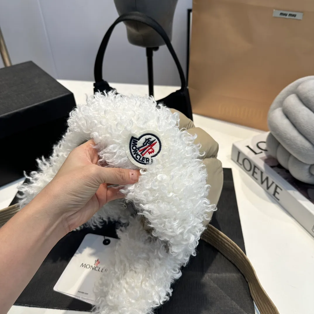 P80 Moncler Muzzle Lei Feng Hat is super warm. This teddy bear jacket is made of high-end blended lamb wool fabric. It feels really good and super soft. The plush material and goose down filling make it visually warm and full of security. This is a must-have lamb down cotton hat for autumn and winter.