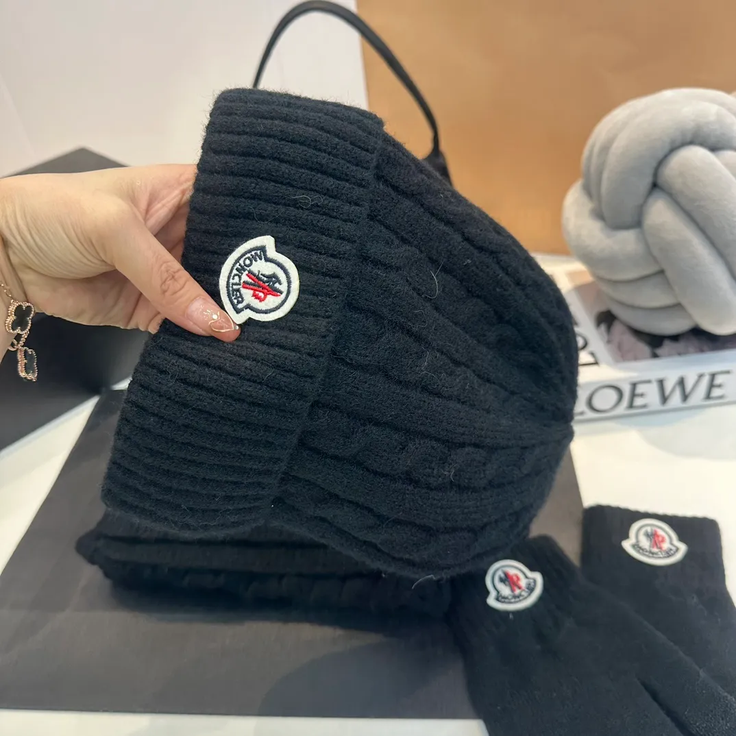 P178 Moncler autumn and winter counter model knitted beanie + scarf + gloves three-piece set, classic pattern, warm and fashionable! Fashionable and popular 🌸First-class texture, pure wool