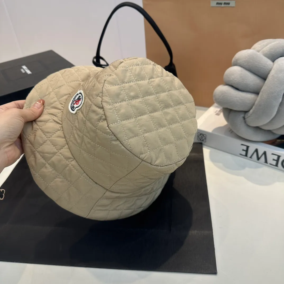 P70 Moncler Meng Mouth Women's Down Cotton Warm Fisherman Hat in Autumn and Winter. Lightweight, warm and comfortable winter fisherman hat. Diamond-shaped embroidered thread quilted, windproof and cold-proof. Also suitable for babies with big head circumferences.