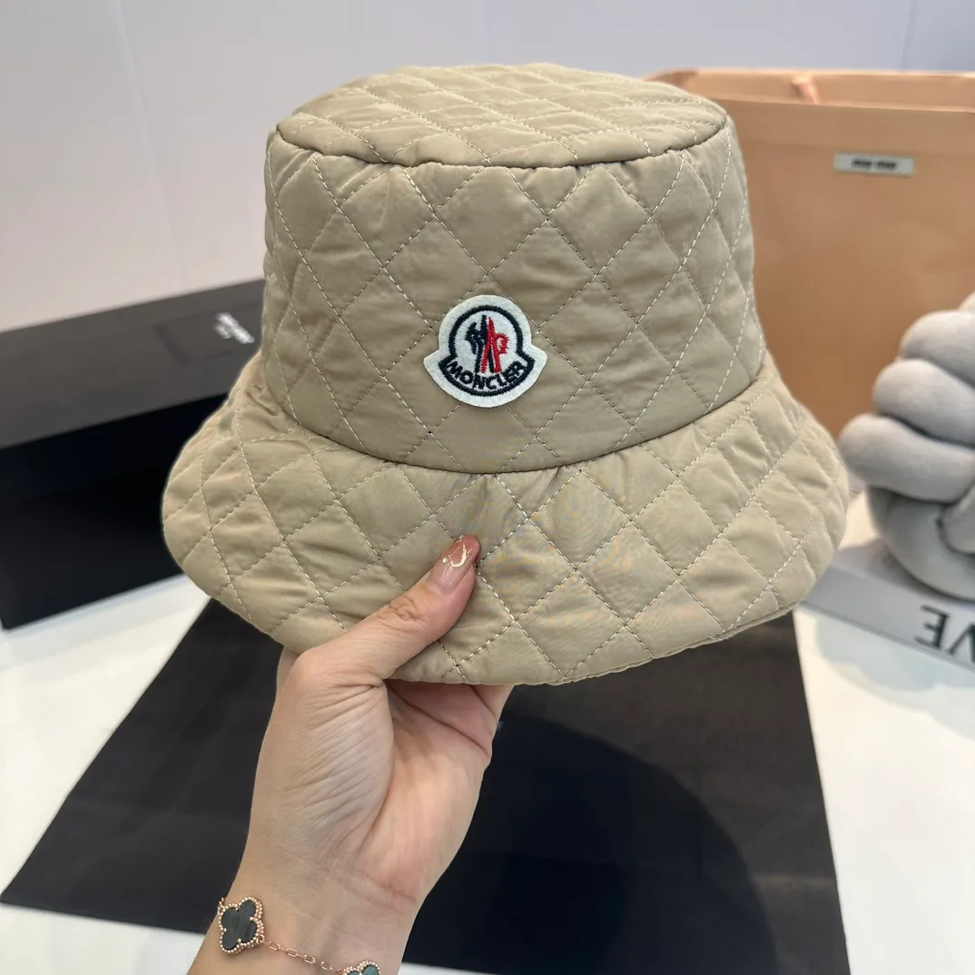 P70 Moncler Meng Mouth Women's Down Cotton Warm Fisherman Hat in Autumn and Winter. Lightweight, warm and comfortable winter fisherman hat. Diamond-shaped embroidered thread quilted, windproof and cold-proof. Also suitable for babies with big head circumferences.