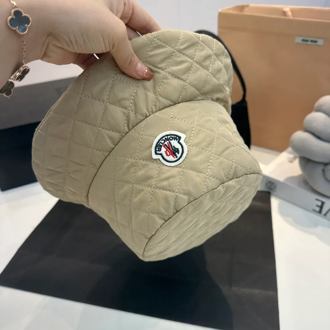 P70 Moncler Meng Mouth Women's Down Cotton Warm Fisherman Hat in Autumn and Winter. Lightweight, warm and comfortable winter fisherman hat. Diamond-shaped embroidered thread quilted, windproof and cold-proof. Also suitable for babies with big head circumferences.