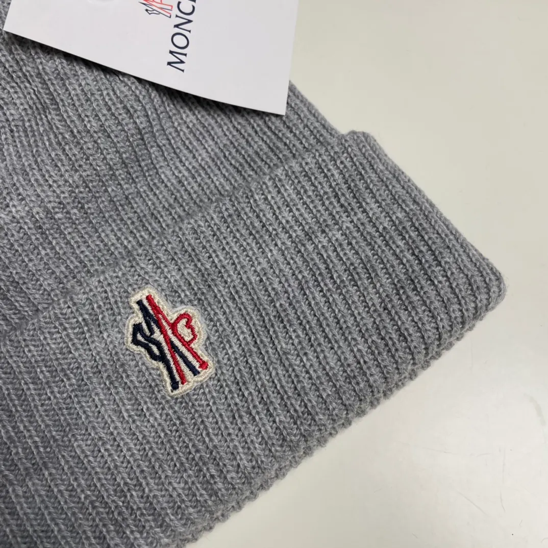 P50💰 Comes with dust bag Moncler💥 Official website classic knitted hat, original replica. Very soft and skin-friendly, very elastic 💓 Textured and very versatile style ~ Warm cashmere woolen hat, one size fits all and elastic ~ Unisex, can be worn by any head size. Super quality, highly recommended