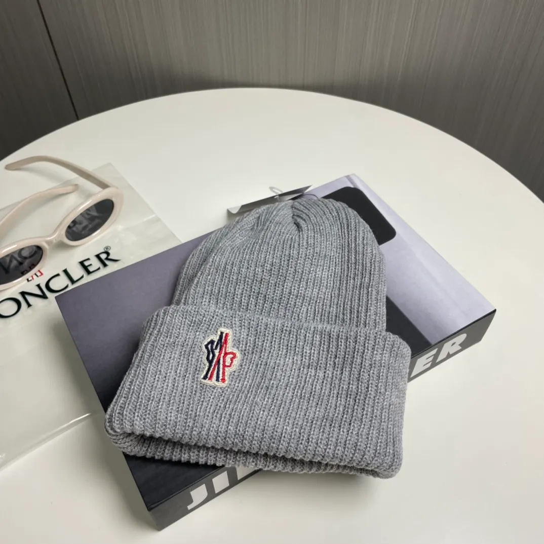P50💰 Comes with dust bag Moncler💥 Official website classic knitted hat, original replica. Very soft and skin-friendly, very elastic 💓 Textured and very versatile style ~ Warm cashmere woolen hat, one size fits all and elastic ~ Unisex, can be worn by any head size. Super quality, highly recommended