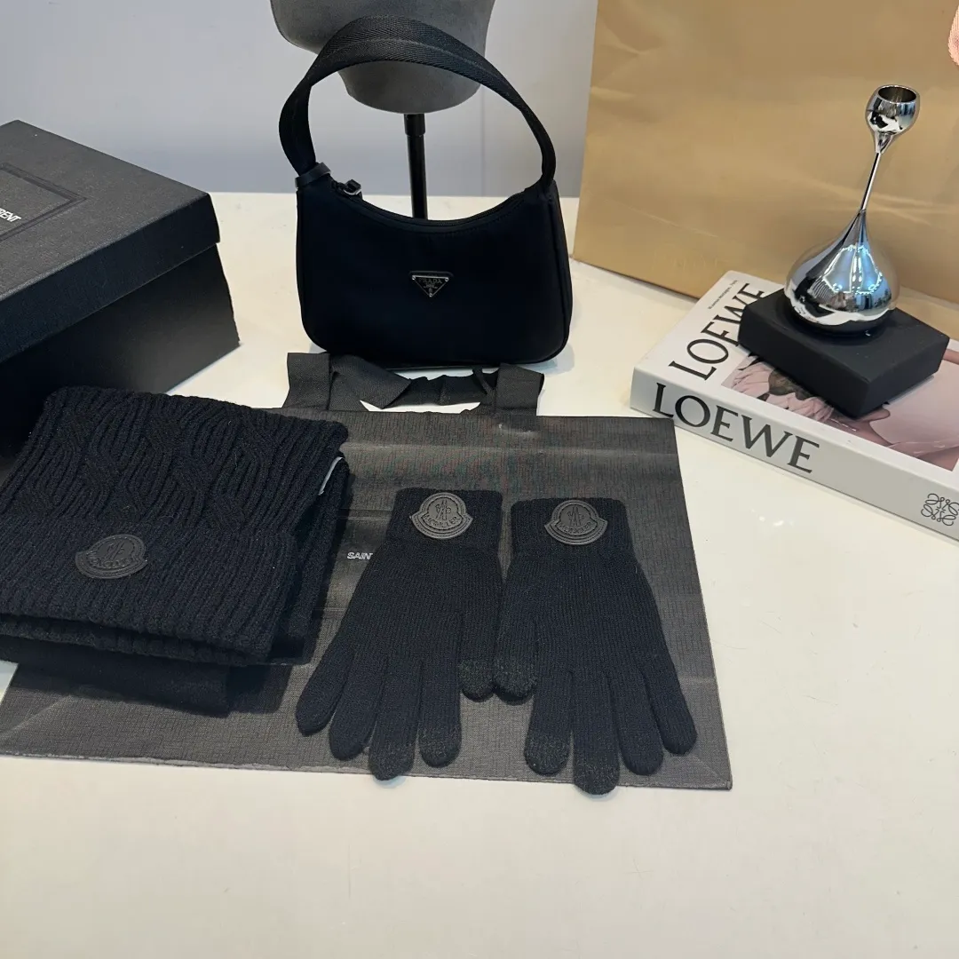 P150 Moncler three-piece muzzle suit autumn and winter cuffed wool knitted beanie. High-quality customization! This must be my favorite of minimalism. It is clean, neat, fashionable and versatile, and will definitely not be picky about your face shape! A fashionable classic that lasts forever! Both men and women are welcome!