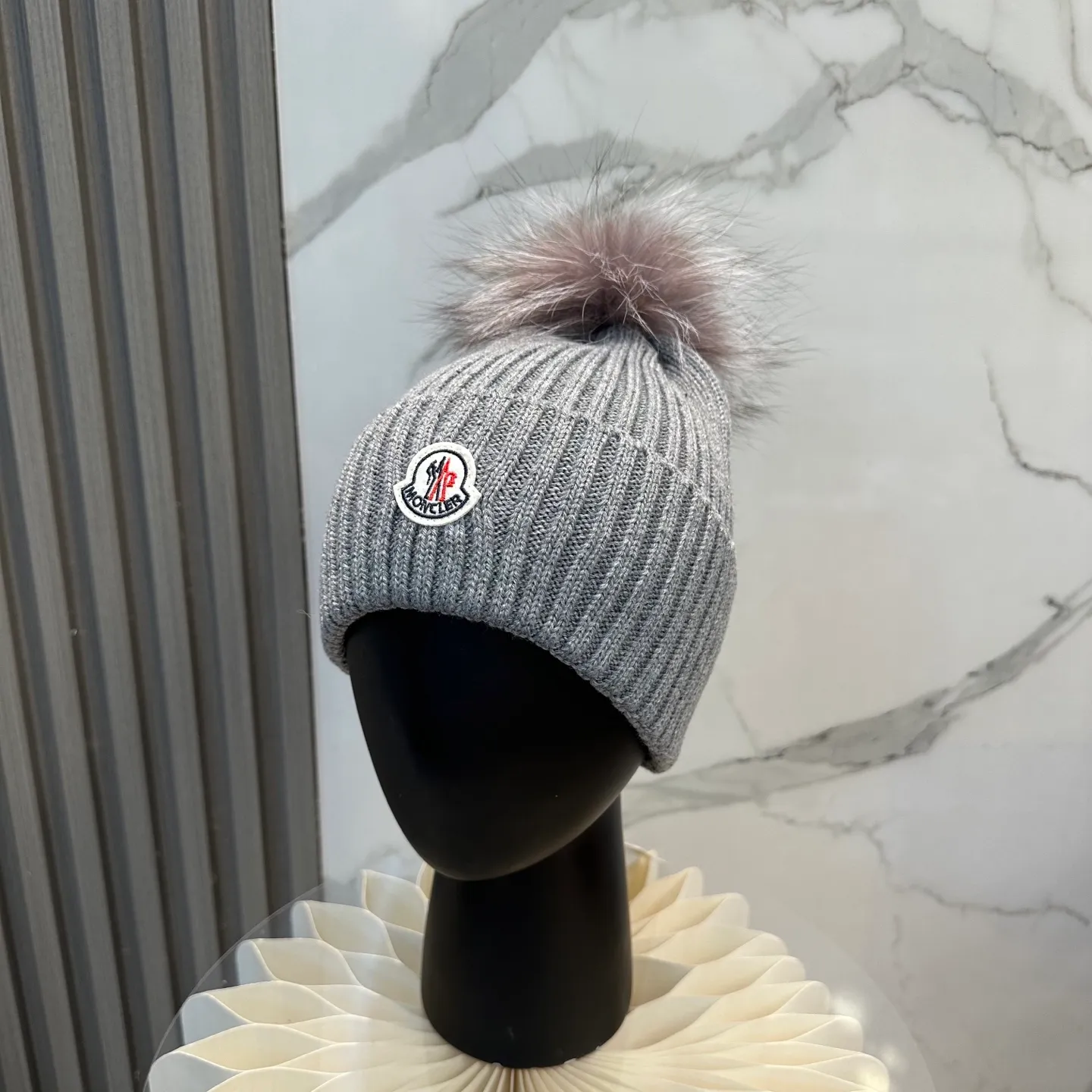 P100 with dust bag, high version Moncler Moncler 💥Official website classic knitted hat, replica of the original. Very soft and skin-friendly, very elastic 💓 Textured and very versatile style ~ Warm cashmere woolen hat, one size fits all and elastic ~ Unisex, can be worn by any head size. Super quality, highly recommended