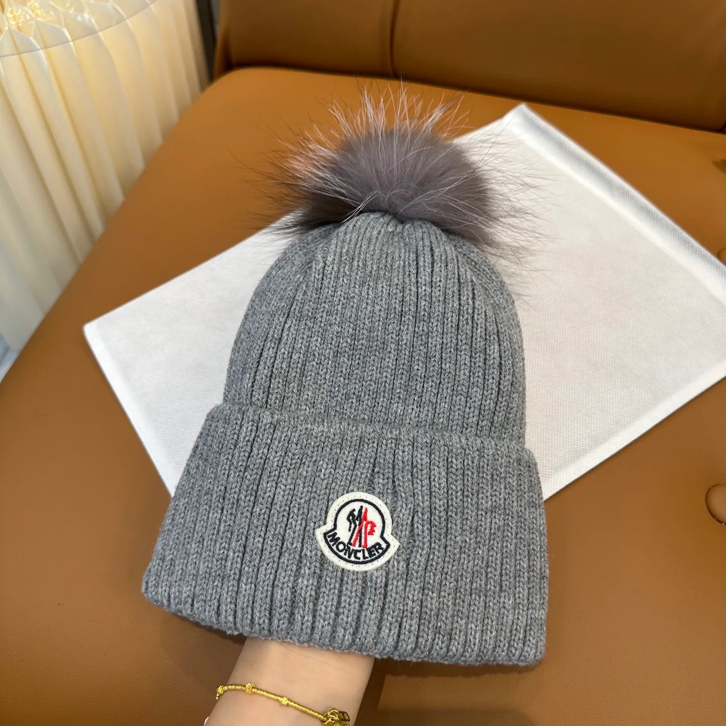 P100 with dust bag, high version Moncler Moncler 💥Official website classic knitted hat, replica of the original. Very soft and skin-friendly, very elastic 💓 Textured and very versatile style ~ Warm cashmere woolen hat, one size fits all and elastic ~ Unisex, can be worn by any head size. Super quality, highly recommended