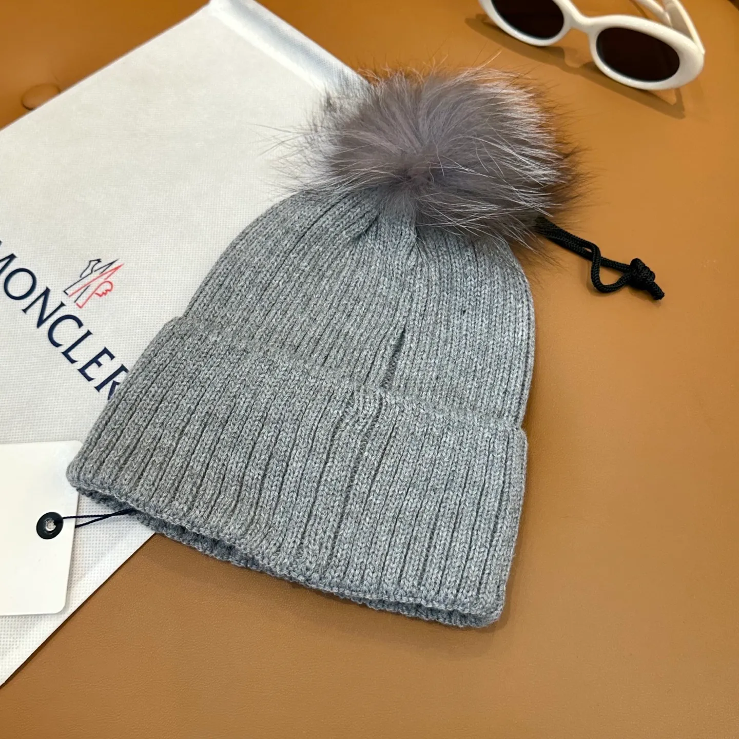 P100 with dust bag, high version Moncler Moncler 💥Official website classic knitted hat, replica of the original. Very soft and skin-friendly, very elastic 💓 Textured and very versatile style ~ Warm cashmere woolen hat, one size fits all and elastic ~ Unisex, can be worn by any head size. Super quality, highly recommended