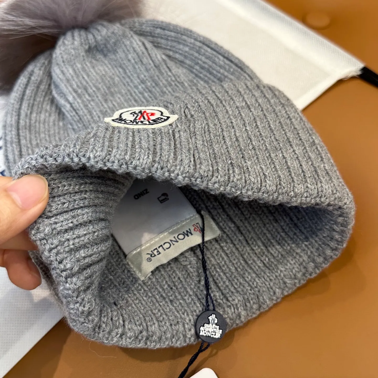 P100 with dust bag, high version Moncler Moncler 💥Official website classic knitted hat, replica of the original. Very soft and skin-friendly, very elastic 💓 Textured and very versatile style ~ Warm cashmere woolen hat, one size fits all and elastic ~ Unisex, can be worn by any head size. Super quality, highly recommended