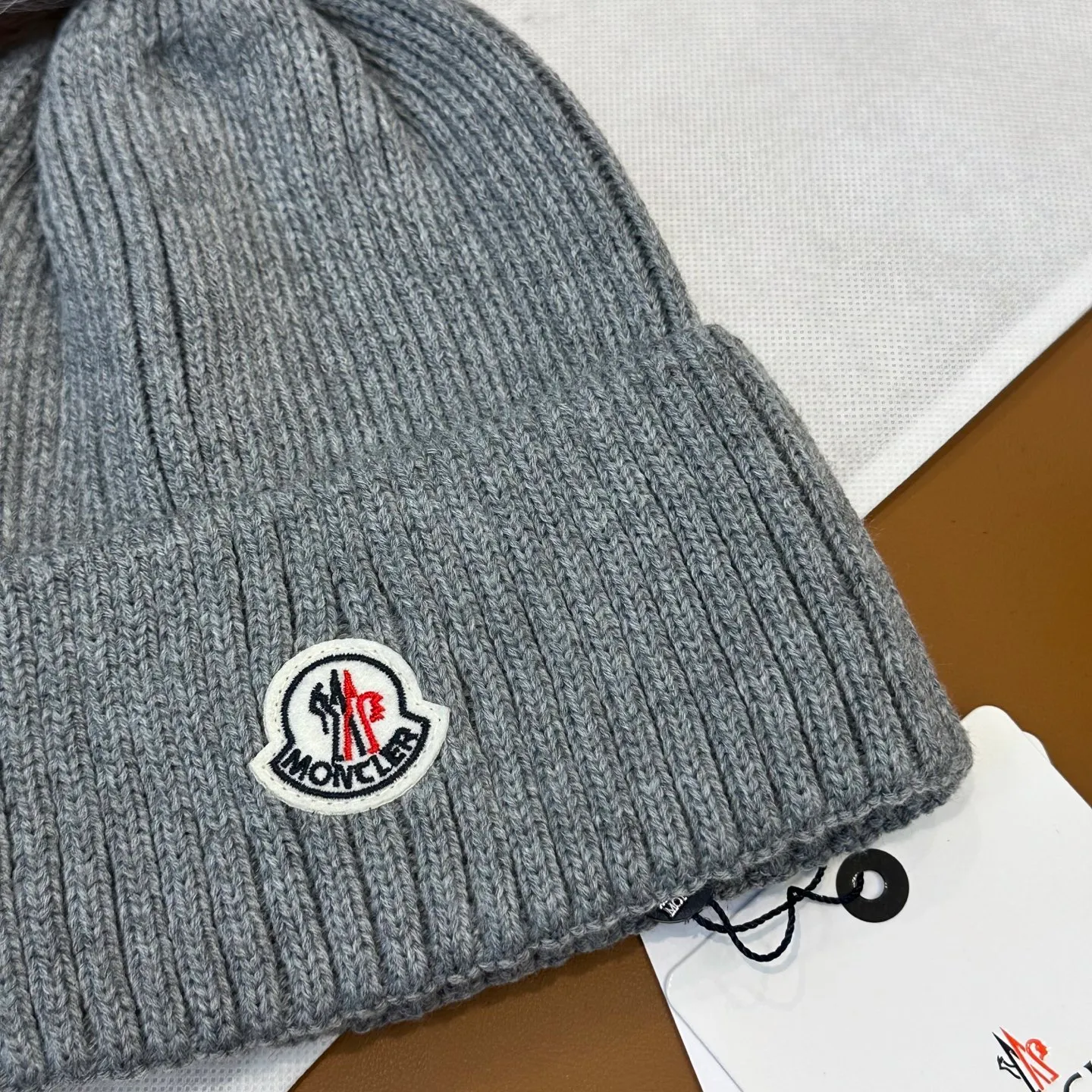 P100 with dust bag, high version Moncler Moncler 💥Official website classic knitted hat, replica of the original. Very soft and skin-friendly, very elastic 💓 Textured and very versatile style ~ Warm cashmere woolen hat, one size fits all and elastic ~ Unisex, can be worn by any head size. Super quality, highly recommended