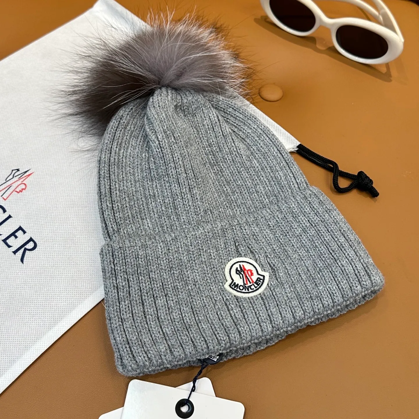P100 with dust bag, high version Moncler Moncler 💥Official website classic knitted hat, replica of the original. Very soft and skin-friendly, very elastic 💓 Textured and very versatile style ~ Warm cashmere woolen hat, one size fits all and elastic ~ Unisex, can be worn by any head size. Super quality, highly recommended