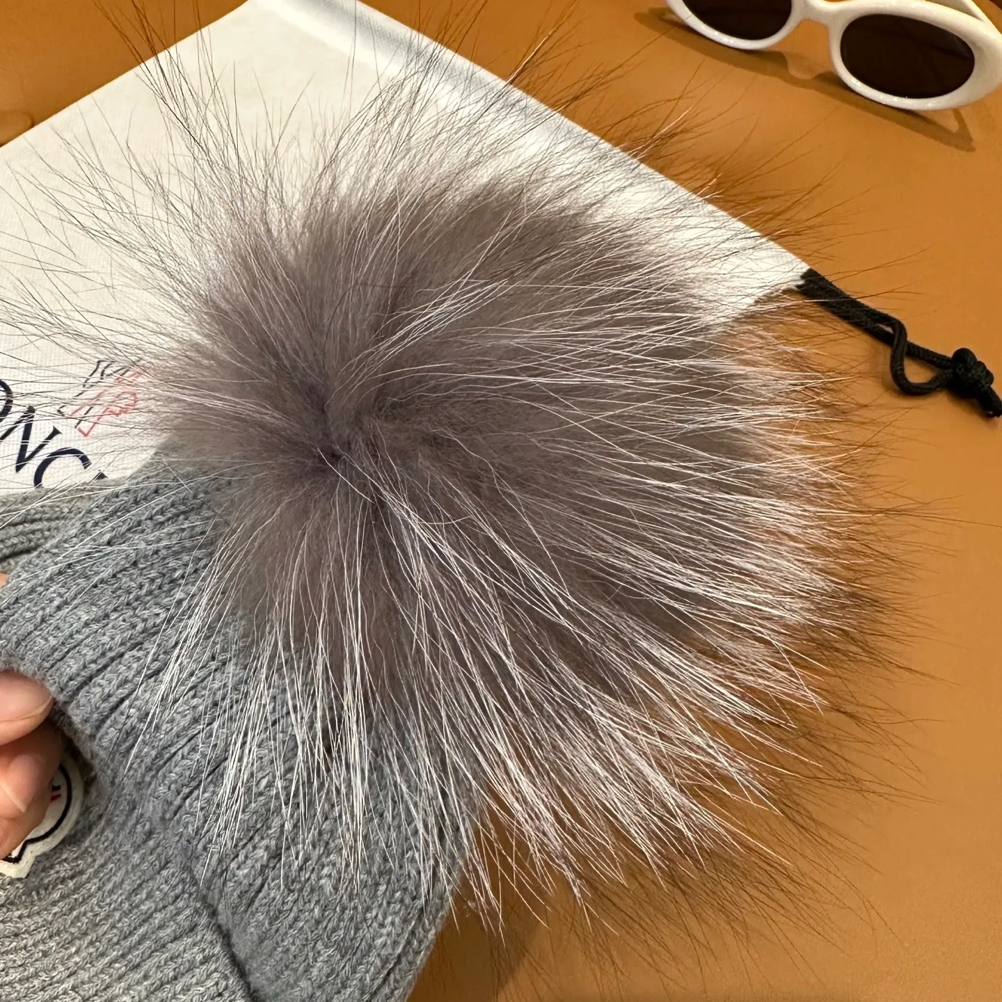 P100 with dust bag, high version Moncler Moncler 💥Official website classic knitted hat, replica of the original. Very soft and skin-friendly, very elastic 💓 Textured and very versatile style ~ Warm cashmere woolen hat, one size fits all and elastic ~ Unisex, can be worn by any head size. Super quality, highly recommended