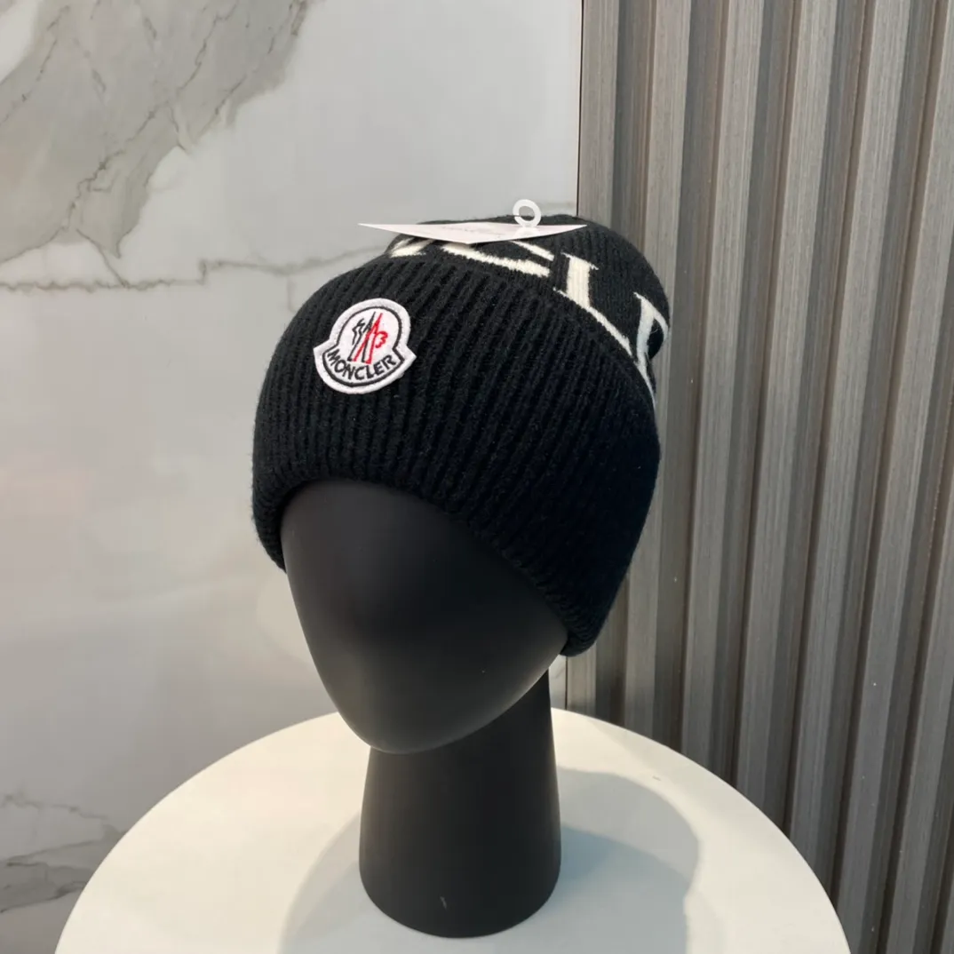 P60 Moncler 💥 Official website classic knitted hat, replica of the original. Very soft and skin-friendly, very elastic 💓 Textured and very versatile style ~ Warm cashmere woolen hat, one size fits all and elastic ~ Unisex, can be worn by any head size. Super quality, highly recommended