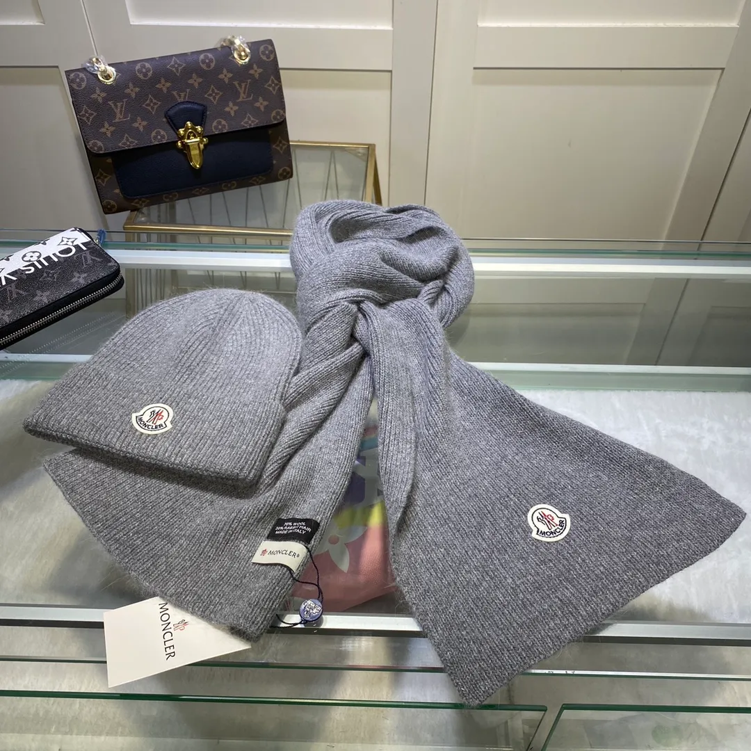 P240𡿨Can be paired with fox ball for an additional NT$30〉Moncler classic suit hat! Hat ➕Scarf! Cashmere and Rabbit Velvet Quality! It's warm and super comfortable~A great tool for young ladies to reduce their age in winter~This winter, all you need is a set of hats~It's warm and fashionable! Unisex model! Can be made as a couple model! Complete range of anti-counterfeiting labels and elevators! Many styles, welcome to choose!!