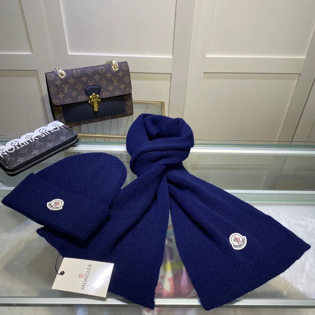 P240𡿨Can be paired with fox ball for an additional NT$30〉Moncler classic suit hat! Hat ➕Scarf! Cashmere and Rabbit Velvet Quality! It's warm and super comfortable~A great tool for young ladies to reduce their age in winter~This winter, all you need is a set of hats~It's warm and fashionable! Unisex model! Can be made as a couple model! Complete range of anti-counterfeiting labels and elevators! Many styles, welcome to choose!!