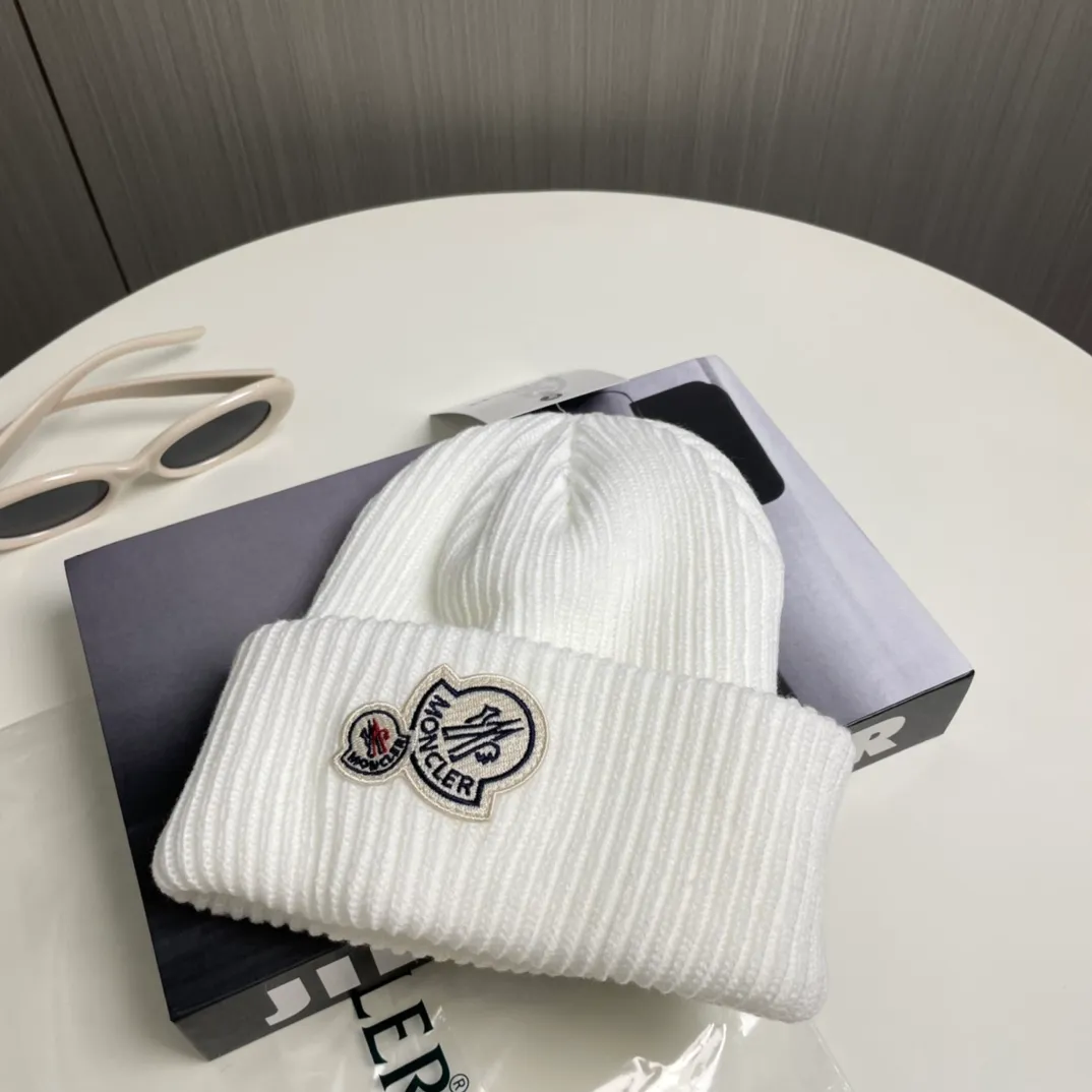 P66 comes with a dust bag for Moncler💥Official classic knitted hat, replica of the original. Very soft and skin-friendly, very elastic💓Texy and very versatile style~ Warm cashmere woolen hat, one size fits all and elastic~ Unisex, can be worn by any head size. Excellent quality, highly recommended