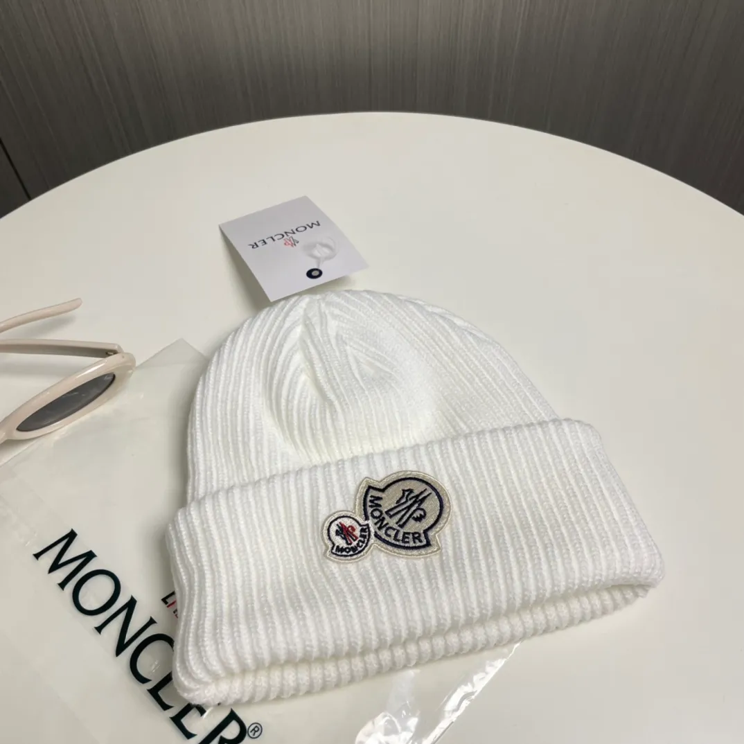 P66 comes with a dust bag for Moncler💥Official classic knitted hat, replica of the original. Very soft and skin-friendly, very elastic💓Texy and very versatile style~ Warm cashmere woolen hat, one size fits all and elastic~ Unisex, can be worn by any head size. Excellent quality, highly recommended