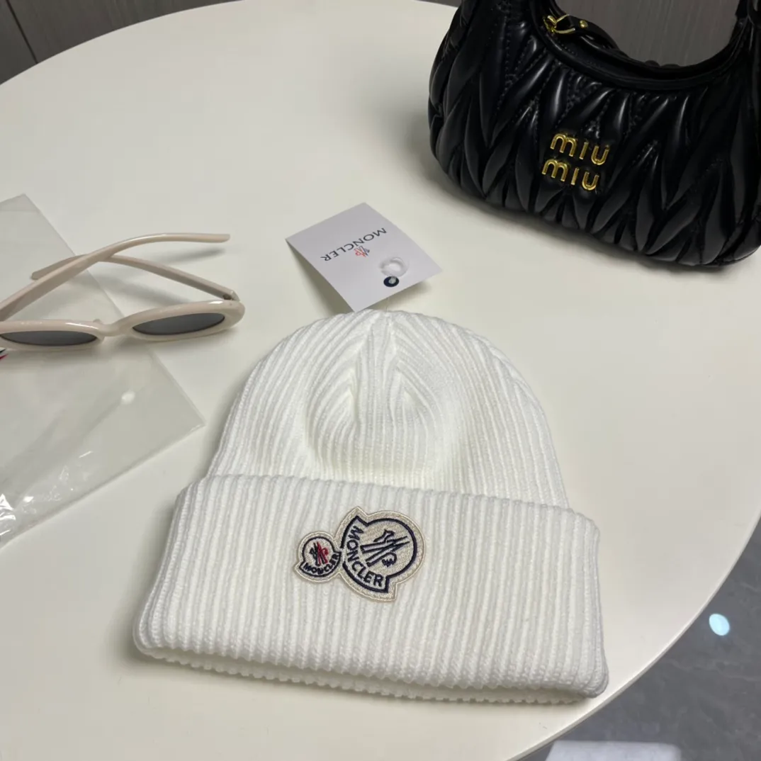 P66 comes with a dust bag for Moncler💥Official classic knitted hat, replica of the original. Very soft and skin-friendly, very elastic💓Texy and very versatile style~ Warm cashmere woolen hat, one size fits all and elastic~ Unisex, can be worn by any head size. Excellent quality, highly recommended