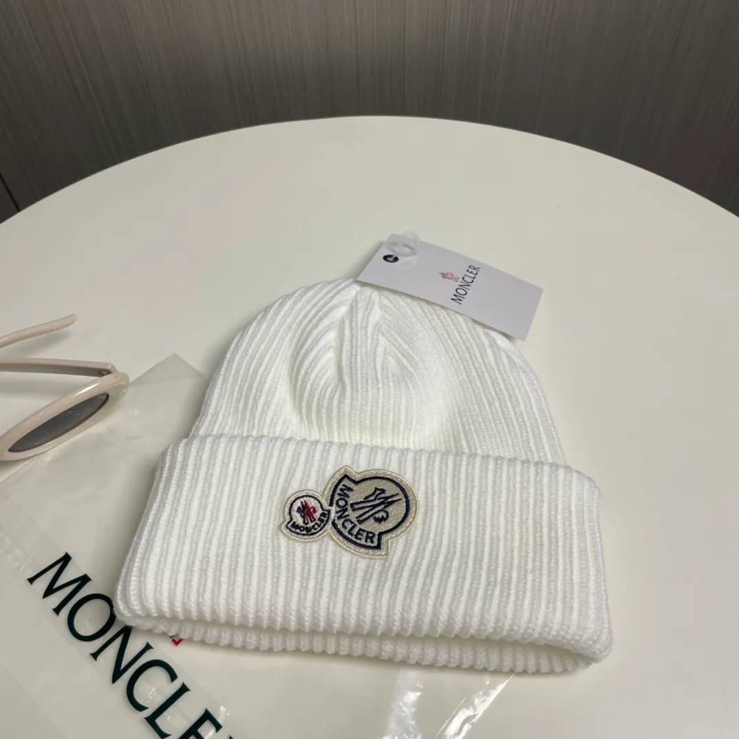 P66 comes with a dust bag for Moncler💥Official classic knitted hat, replica of the original. Very soft and skin-friendly, very elastic💓Texy and very versatile style~ Warm cashmere woolen hat, one size fits all and elastic~ Unisex, can be worn by any head size. Excellent quality, highly recommended