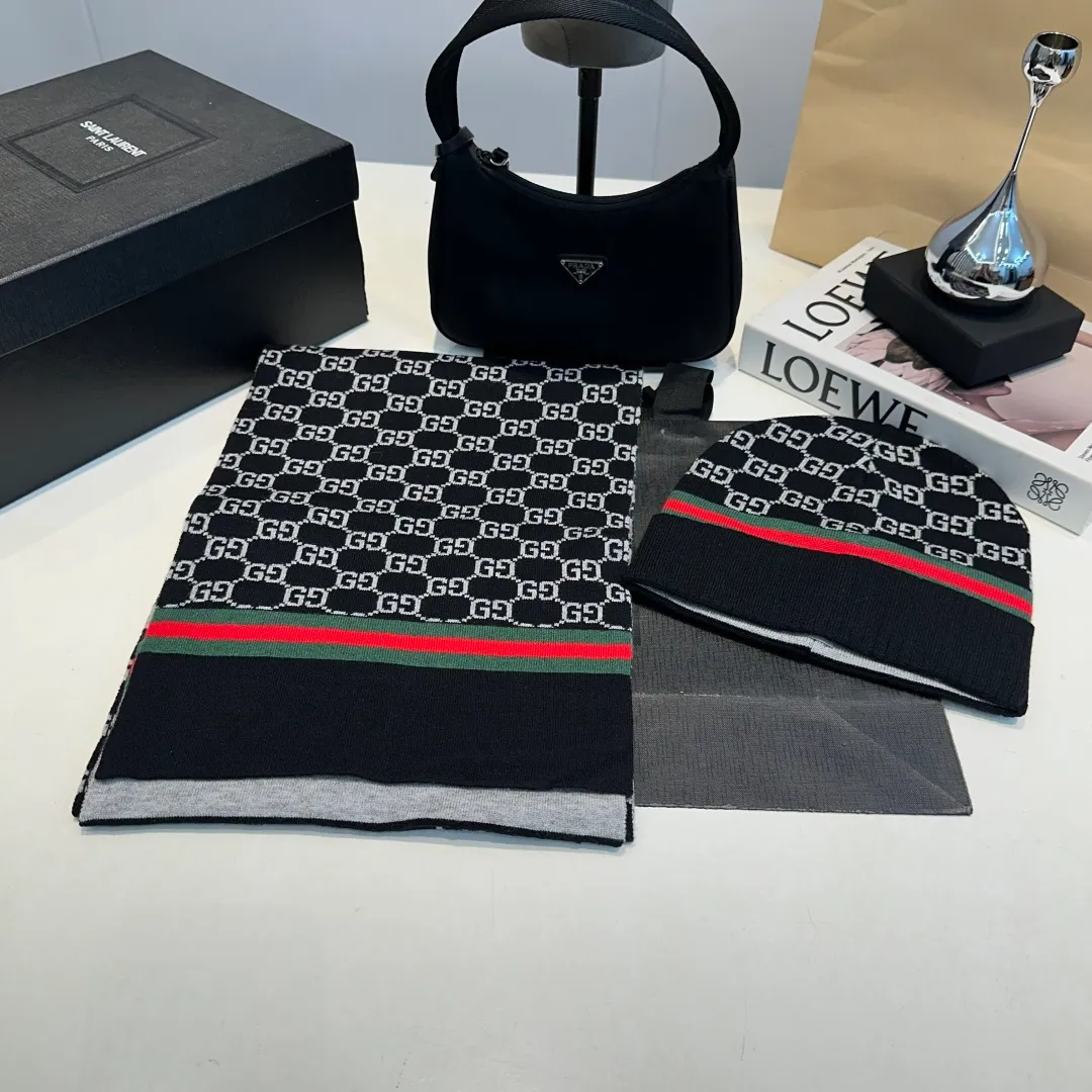 P140 GUCCI classic suit hat! Hat ➕Scarf! Cashmere and Rabbit Velvet Quality! It's warm and super comfortable~A great tool for young ladies to reduce their age in winter~This winter, all you need is a set of hats~It's warm and fashionable! Unisex model! Can be made as a couple model! Complete range of anti-counterfeiting labels and elevators! Many styles, welcome to choose!!