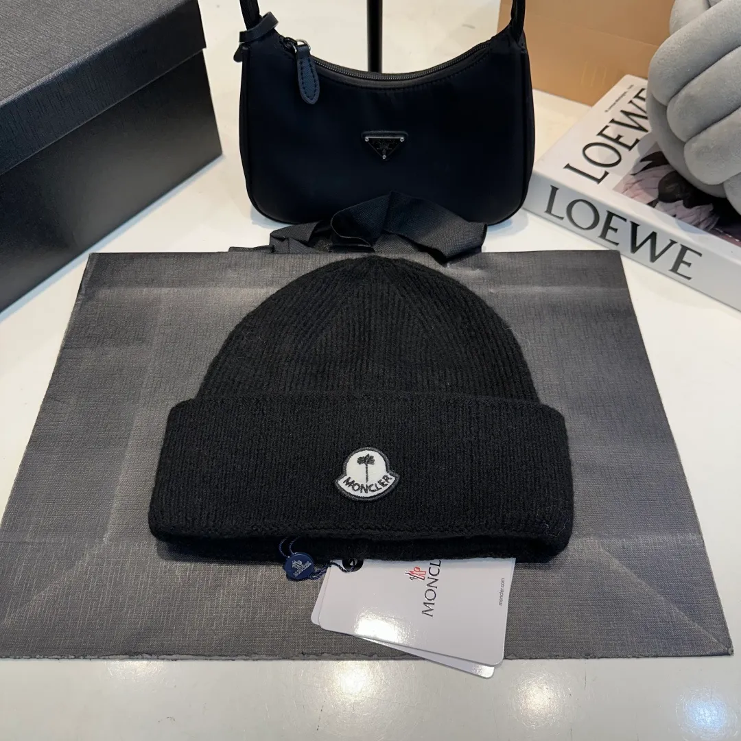 P70 MONCLER muffled knitted beanie, good quality, high-end and elegant, super popular 💖The texture is great, it’s great to match when out on the street! Fashion trends! A must-have item for winter, the same style for men and women, get it now!