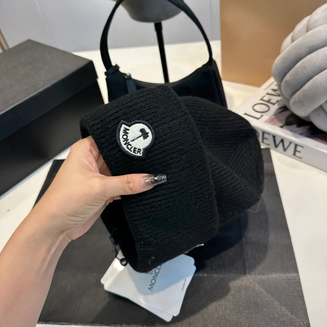 P70 MONCLER muffled knitted beanie, good quality, high-end and elegant, super popular 💖The texture is great, it’s great to match when out on the street! Fashion trends! A must-have item for winter, the same style for men and women, get it now!