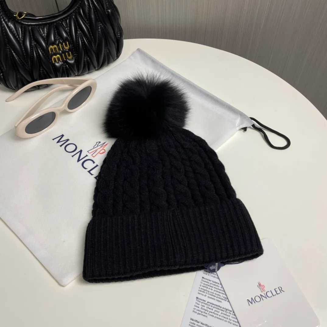 P90 with dust bag Moncler👒Classic original single-mouthed knitted wool hat, made of selected wool fabrics with ultra-high wool content‼ ️It feels super soft and has excellent elasticity. The rabbit fur ball is high-end, age-reducing and super warm!