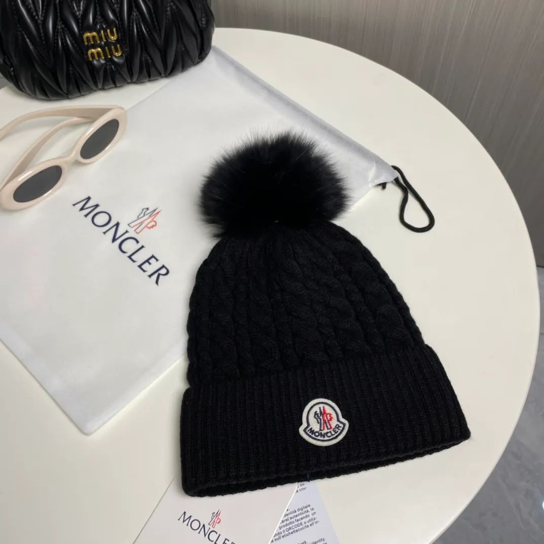 P90 with dust bag Moncler👒Classic original single-mouthed knitted wool hat, made of selected wool fabrics with ultra-high wool content‼ ️It feels super soft and has excellent elasticity. The rabbit fur ball is high-end, age-reducing and super warm!