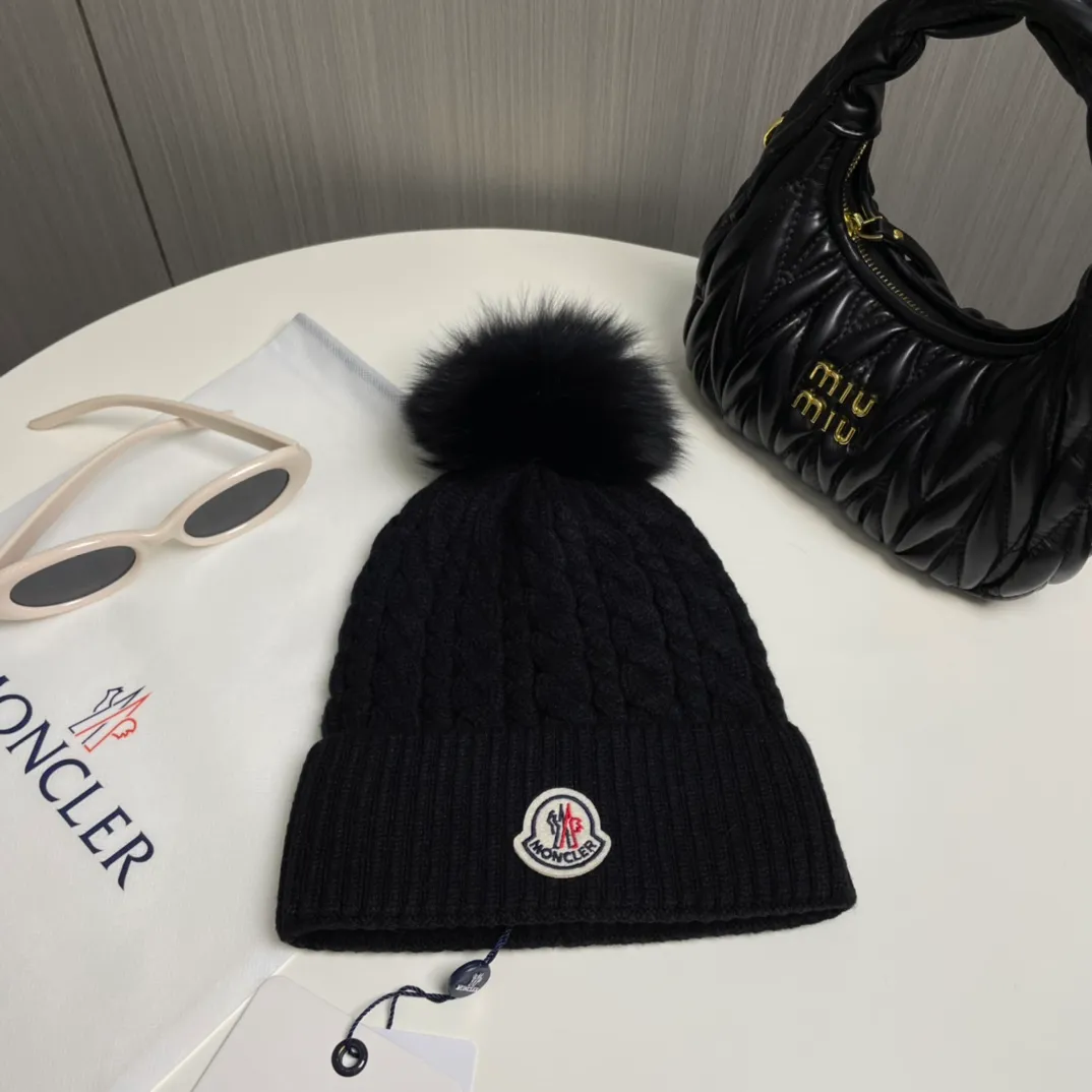 P90 with dust bag Moncler👒Classic original single-mouthed knitted wool hat, made of selected wool fabrics with ultra-high wool content‼ ️It feels super soft and has excellent elasticity. The rabbit fur ball is high-end, age-reducing and super warm!