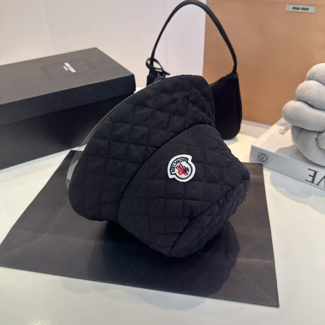 P70 Moncler Meng Mouth Women's Down Cotton Warm Fisherman Hat in Autumn and Winter. Lightweight, warm and comfortable winter fisherman hat. Diamond-shaped embroidered thread quilted, windproof and cold-proof. Also suitable for babies with big head circumferences.