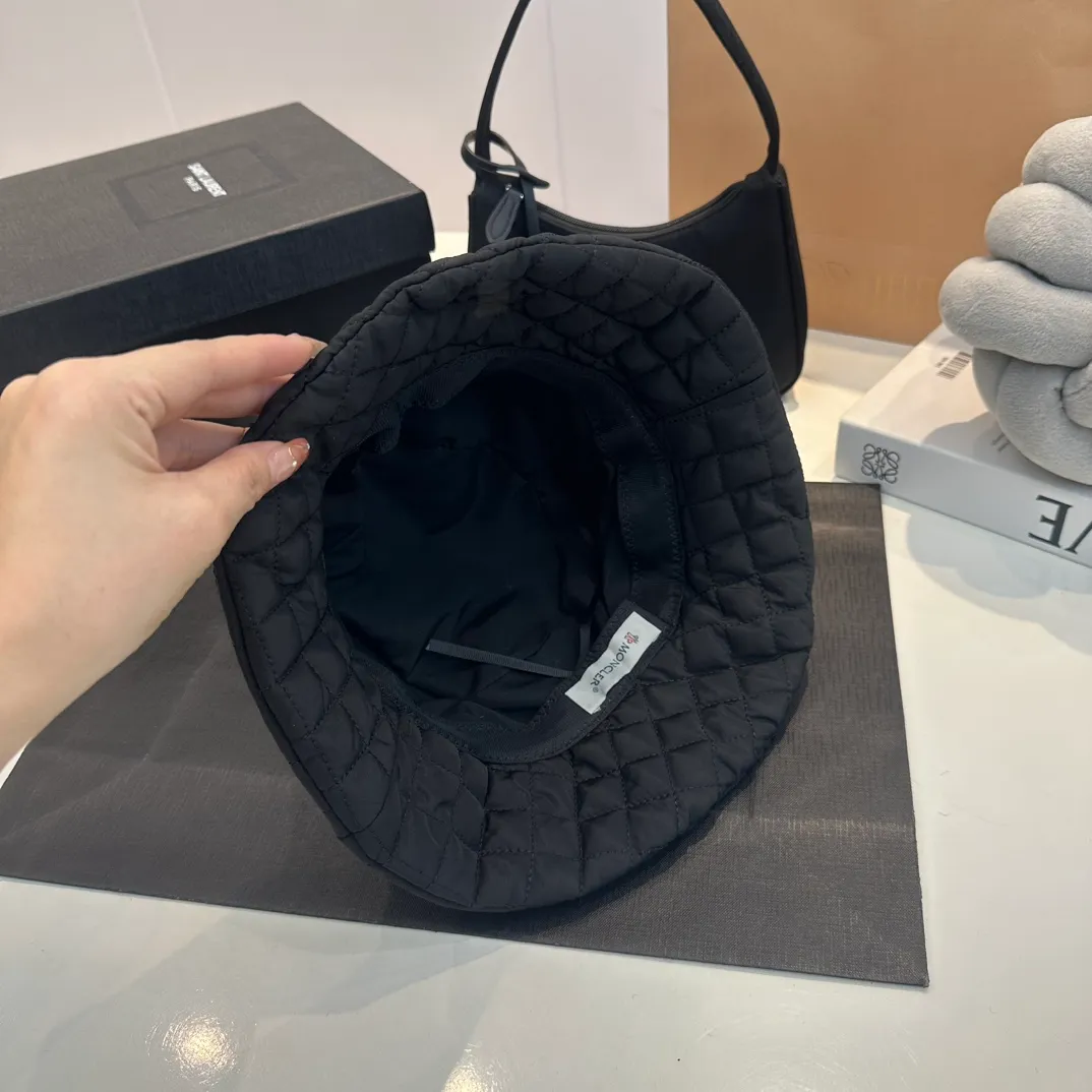 P70 Moncler Meng Mouth Women's Down Cotton Warm Fisherman Hat in Autumn and Winter. Lightweight, warm and comfortable winter fisherman hat. Diamond-shaped embroidered thread quilted, windproof and cold-proof. Also suitable for babies with big head circumferences.