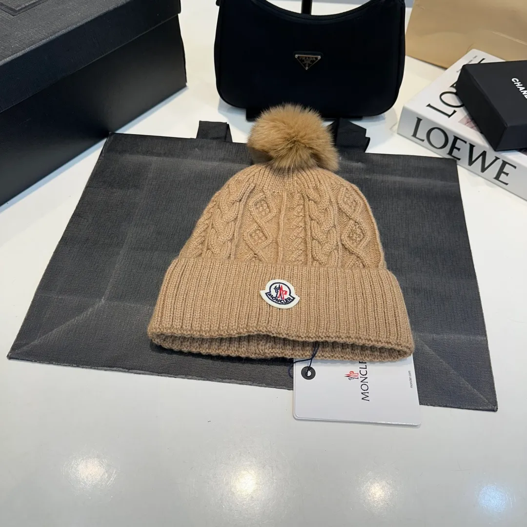 P90 high version Moncler Moncler 💥 Official website classic knitted hat, replica of the original. Very soft and skin-friendly, very elastic 💓 Textured and very versatile style ~ Warm cashmere woolen hat, one size fits all and elastic ~ Unisex, can be worn by any head size. Super quality, highly recommended