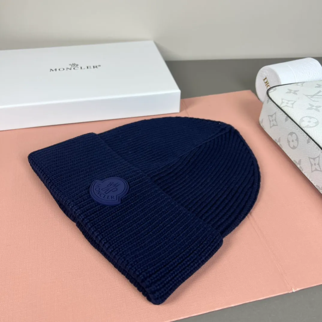 P52 comes with dust bag. MONCLER mouth-covered 🎩 knitted beanie, comes with QR code, good quality, high-end, super soft! Super hot💖The texture is great and it’s great to match when out on the street! Fashion trends! A must-have item for autumn and winter, the same style for men and women is available now!