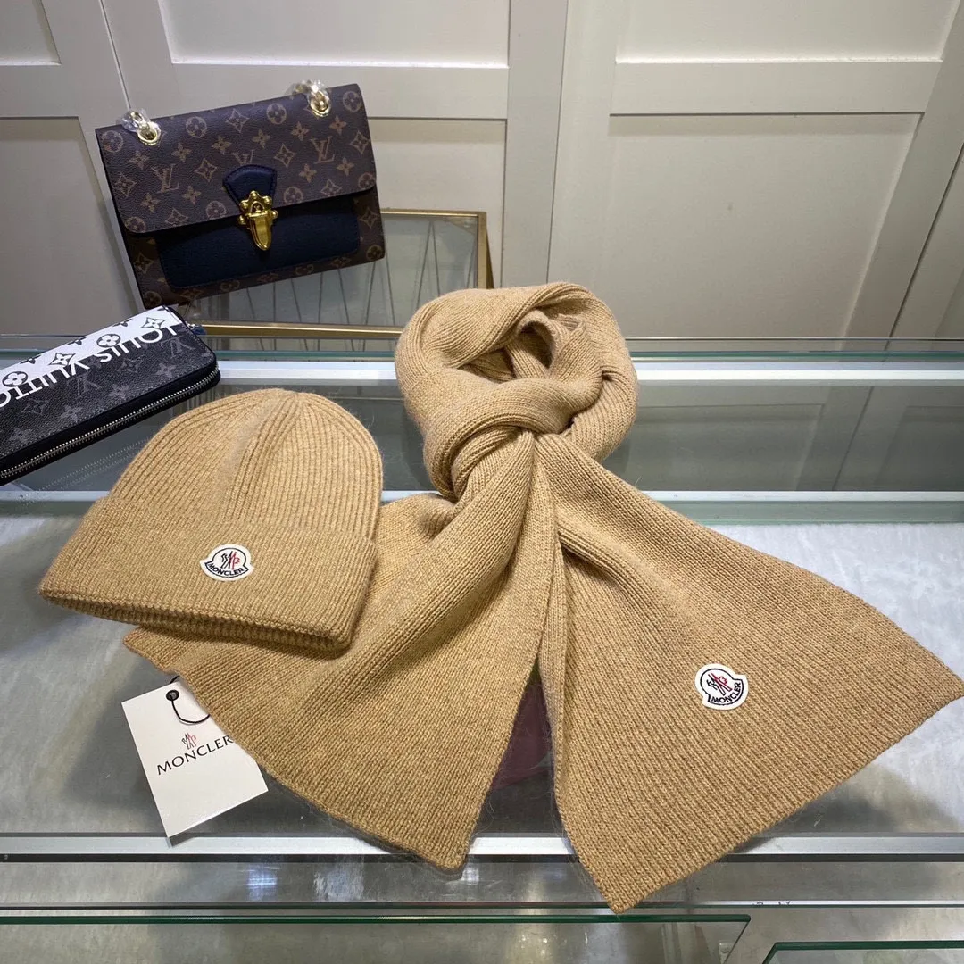 P170 MONCLER classic suit hat! Hat ➕Scarf! Cashmere and Rabbit Velvet Quality! It's warm and super comfortable~A great tool for young ladies to reduce their age in winter~This winter, all you need is a set of hats~It's warm and fashionable! Unisex model! Can be made as a couple model! Complete range of anti-counterfeiting labels and elevators! Many styles, welcome to choose!!