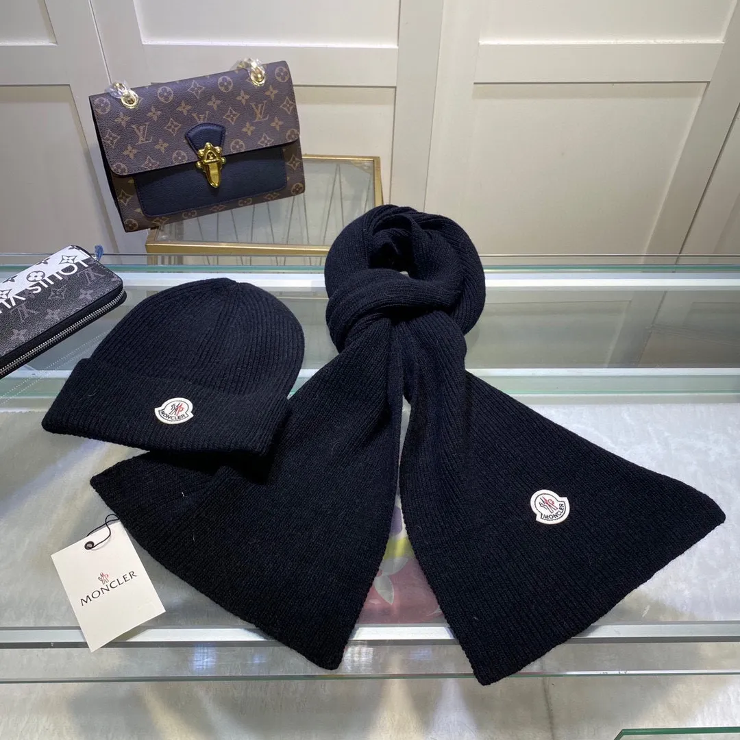 P170 MONCLER classic suit hat! Hat ➕Scarf! Cashmere and Rabbit Velvet Quality! It's warm and super comfortable~A great tool for young ladies to reduce their age in winter~This winter, all you need is a set of hats~It's warm and fashionable! Unisex model! Can be made as a couple model! Complete range of anti-counterfeiting labels and elevators! Many styles, welcome to choose!!