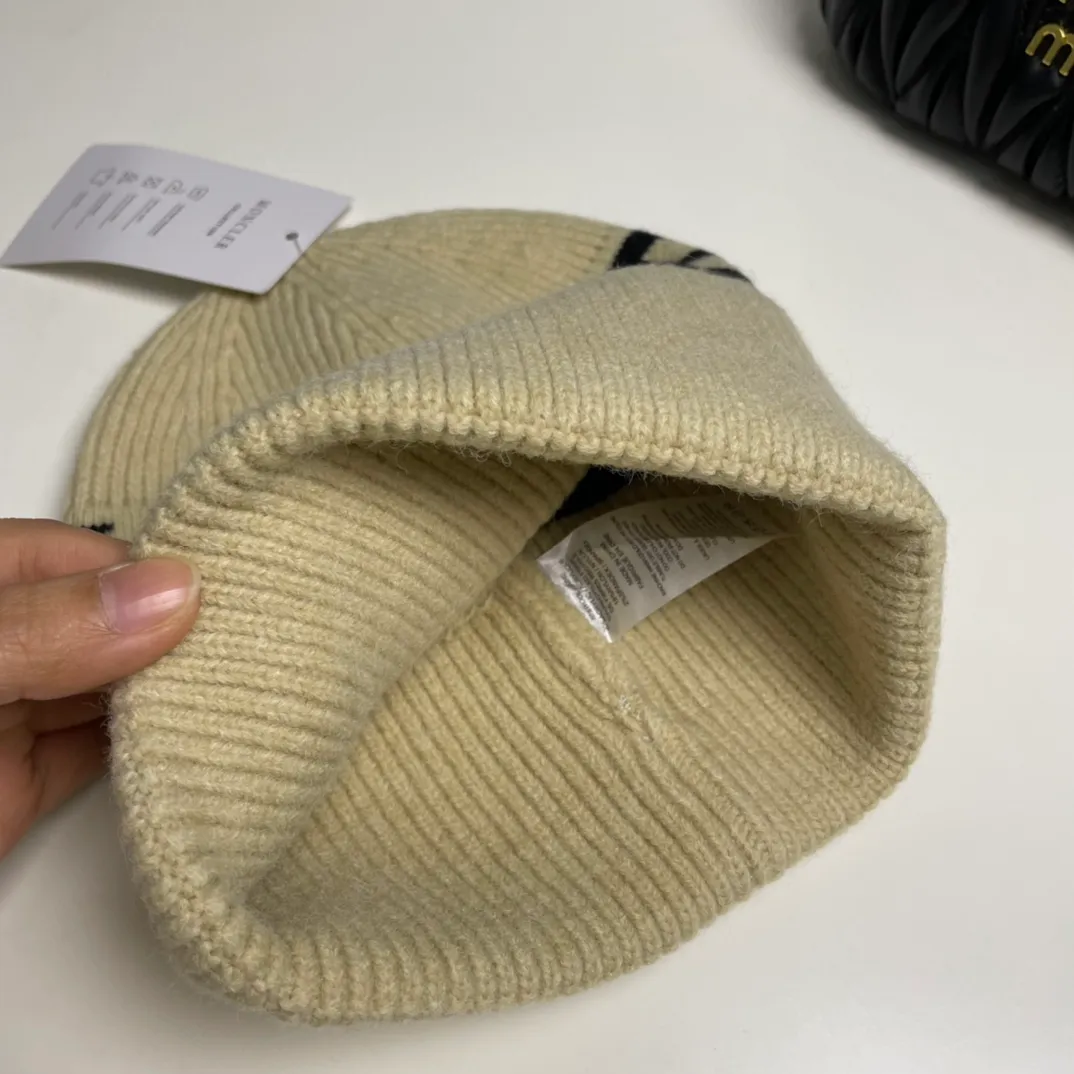 P60 Moncler 💥 Official website classic knitted hat, replica of the original. Very soft and skin-friendly, very elastic 💓 Textured and very versatile style ~ Warm cashmere woolen hat, one size fits all and elastic ~ Unisex, can be worn by any head size. Super quality, highly recommended