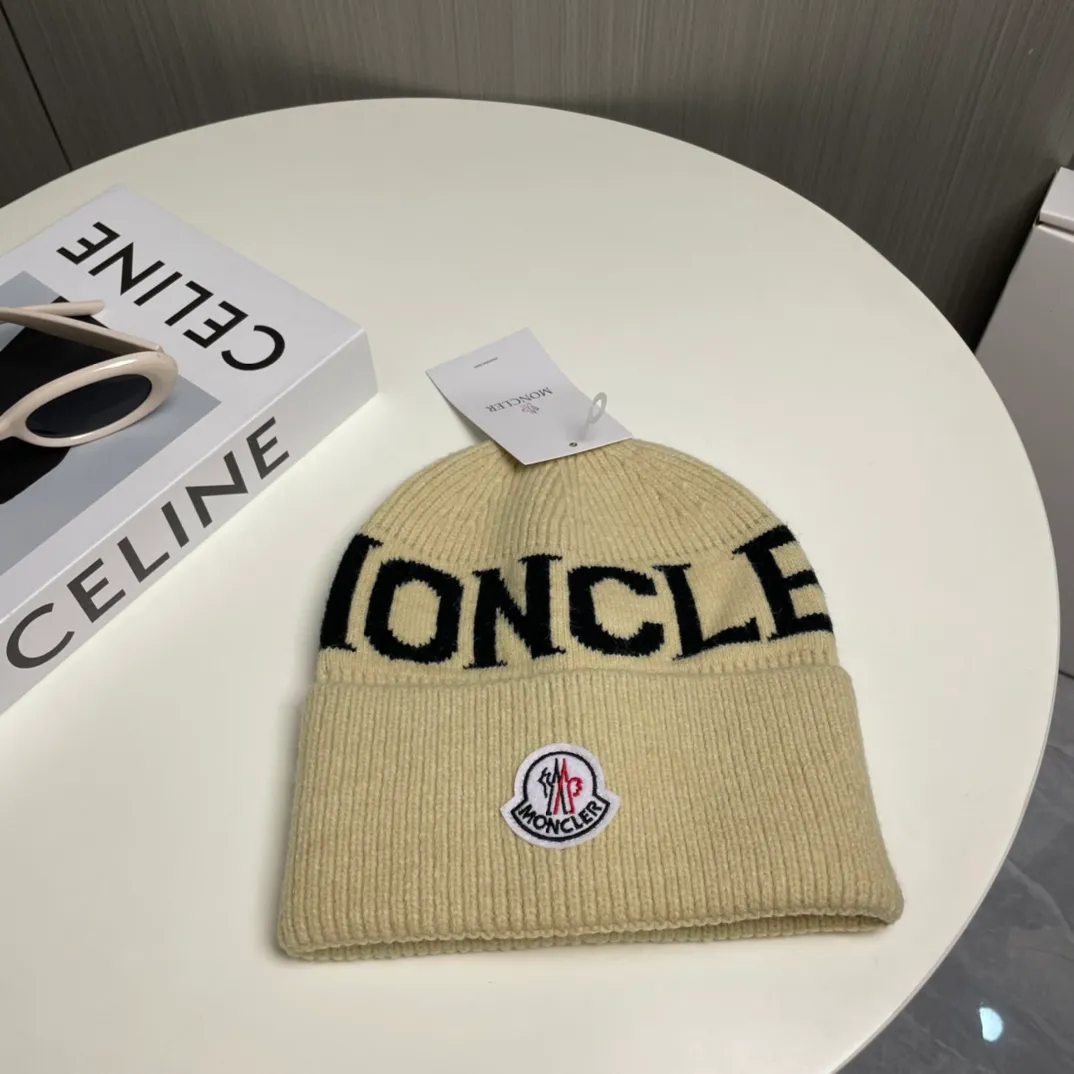 P60 Moncler 💥 Official website classic knitted hat, replica of the original. Very soft and skin-friendly, very elastic 💓 Textured and very versatile style ~ Warm cashmere woolen hat, one size fits all and elastic ~ Unisex, can be worn by any head size. Super quality, highly recommended