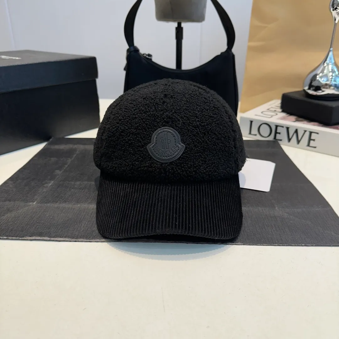 P70 Moncler Mouth Logo Baseball Cap, a must-have item for no-makeup makeup. It looks cool when paired with sweaters and T-shirts! The days when I don’t wash my hair all depend on this hat~