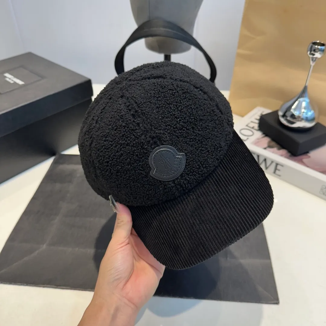 P70 Moncler Mouth Logo Baseball Cap, a must-have item for no-makeup makeup. It looks cool when paired with sweaters and T-shirts! The days when I don’t wash my hair all depend on this hat~