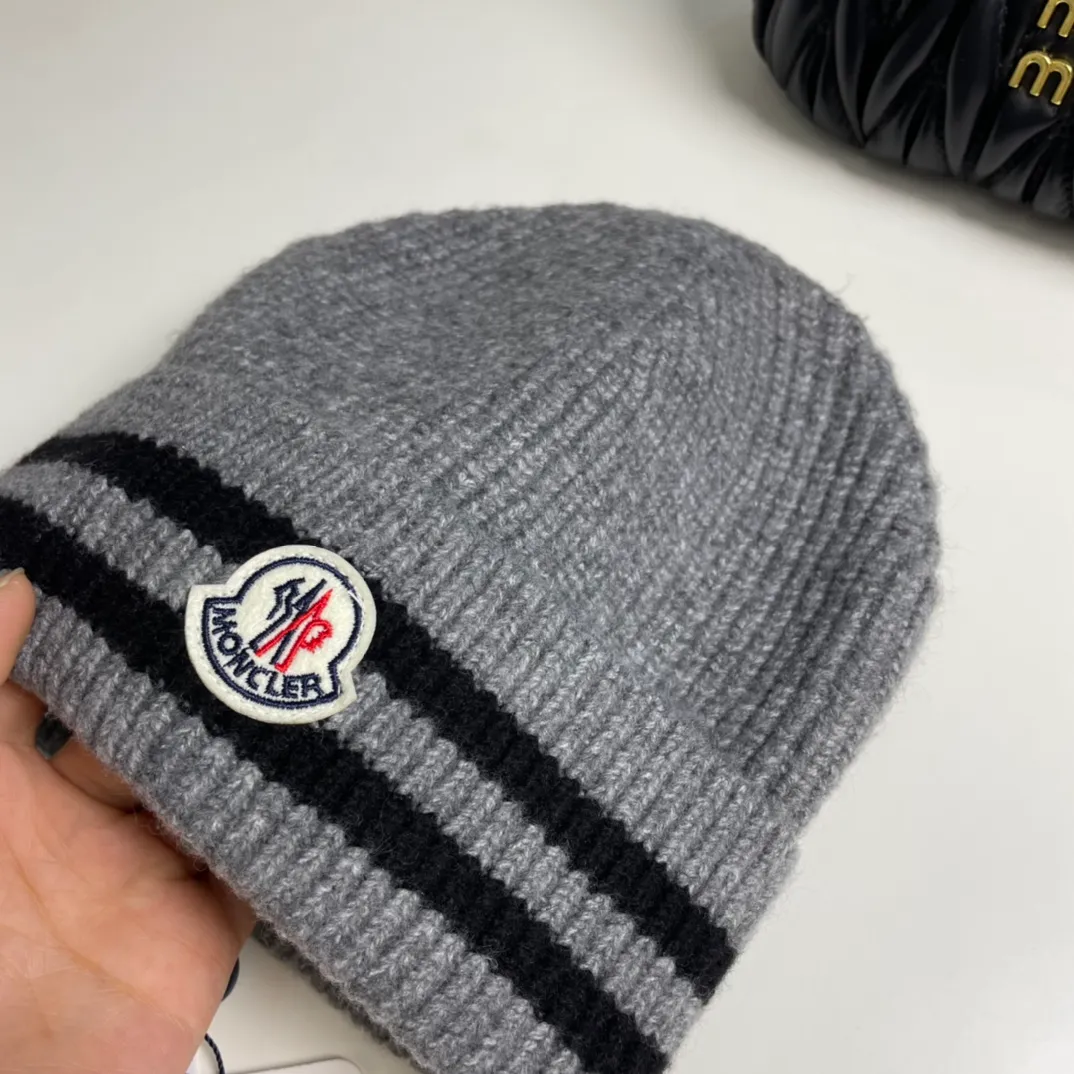 P56 Moncler👒Classic original single-mouthed knitted beanie, made of selected wool fabric with ultra-high wool content‼ ️Super soft to the touch, extremely elastic, high-end, age-reducing, and super warm!