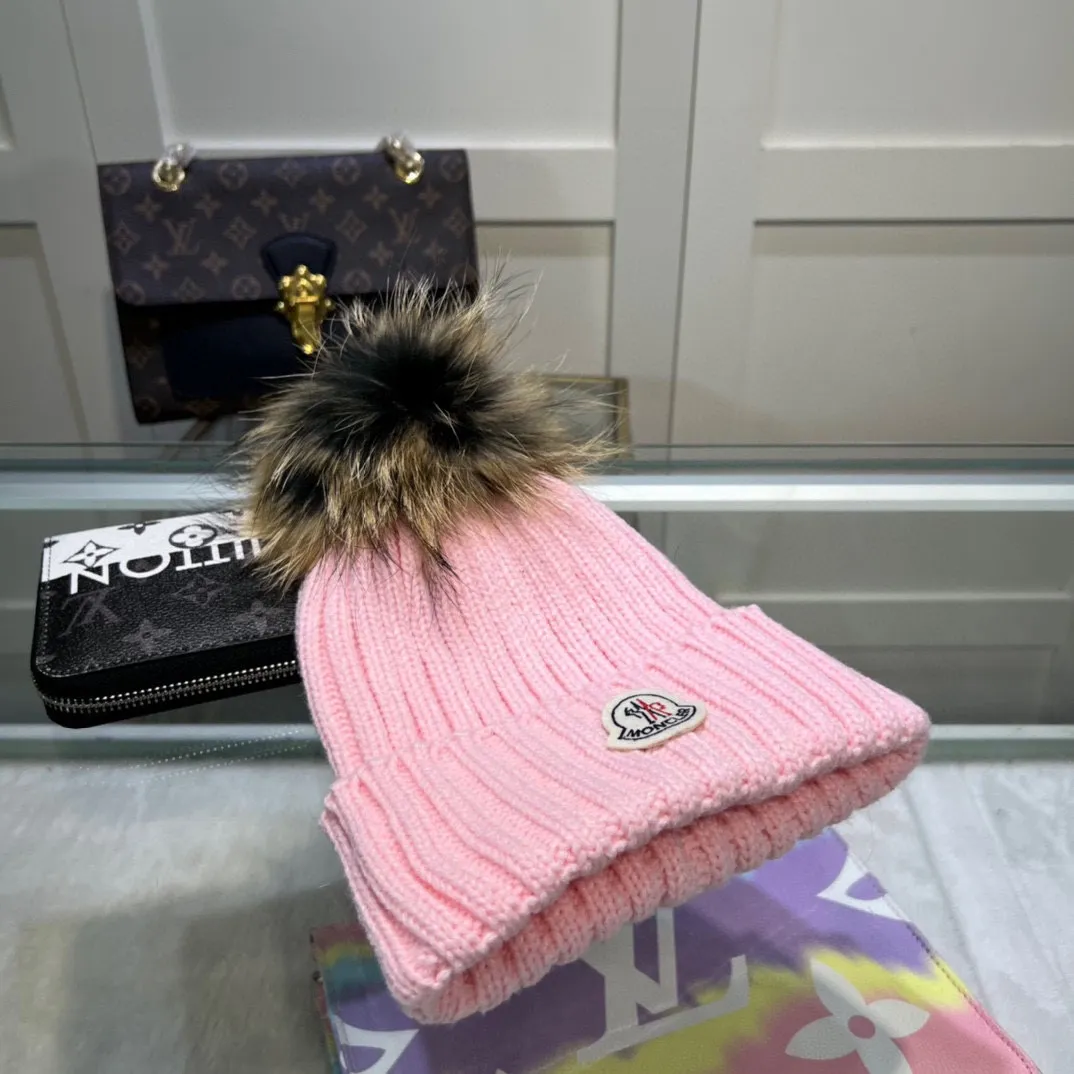 P70 comes with dust-proof bag. Mouth-mounted MONCLER 〈Suitable for adults, children, children and teenagers, great elasticity,〉 Comes with wool ball knitting! The latest wool knitted hat from the official website, a replica of the original one from the official website. Very soft and skin-friendly, with good elasticity! Textured and very versatile style~ Warm woolen hat, one size fits all and elastic~ Unisex, can be worn by any head size. Really recommended