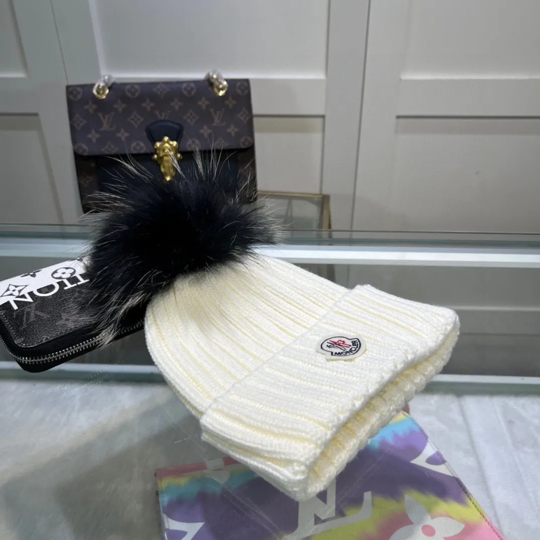 P70 comes with dust-proof bag. Mouth-mounted MONCLER 〈Suitable for adults, children, children and teenagers, great elasticity,〉 Comes with wool ball knitting! The latest wool knitted hat from the official website, a replica of the original one from the official website. Very soft and skin-friendly, with good elasticity! Textured and very versatile style~ Warm woolen hat, one size fits all and elastic~ Unisex, can be worn by any head size. Really recommended