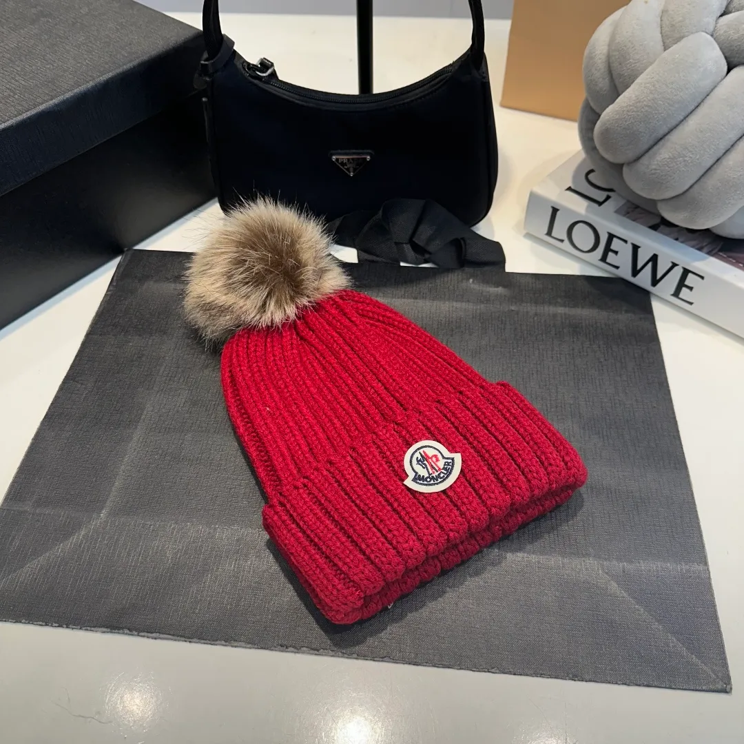P50 high version Moncler Moncler 💥 Official website classic knitted hat, replica of the original. Very soft and skin-friendly, very elastic 💓 Textured and very versatile style ~ Warm cashmere woolen hat, one size fits all and elastic ~ Unisex, can be worn by any head size. Super quality, highly recommended