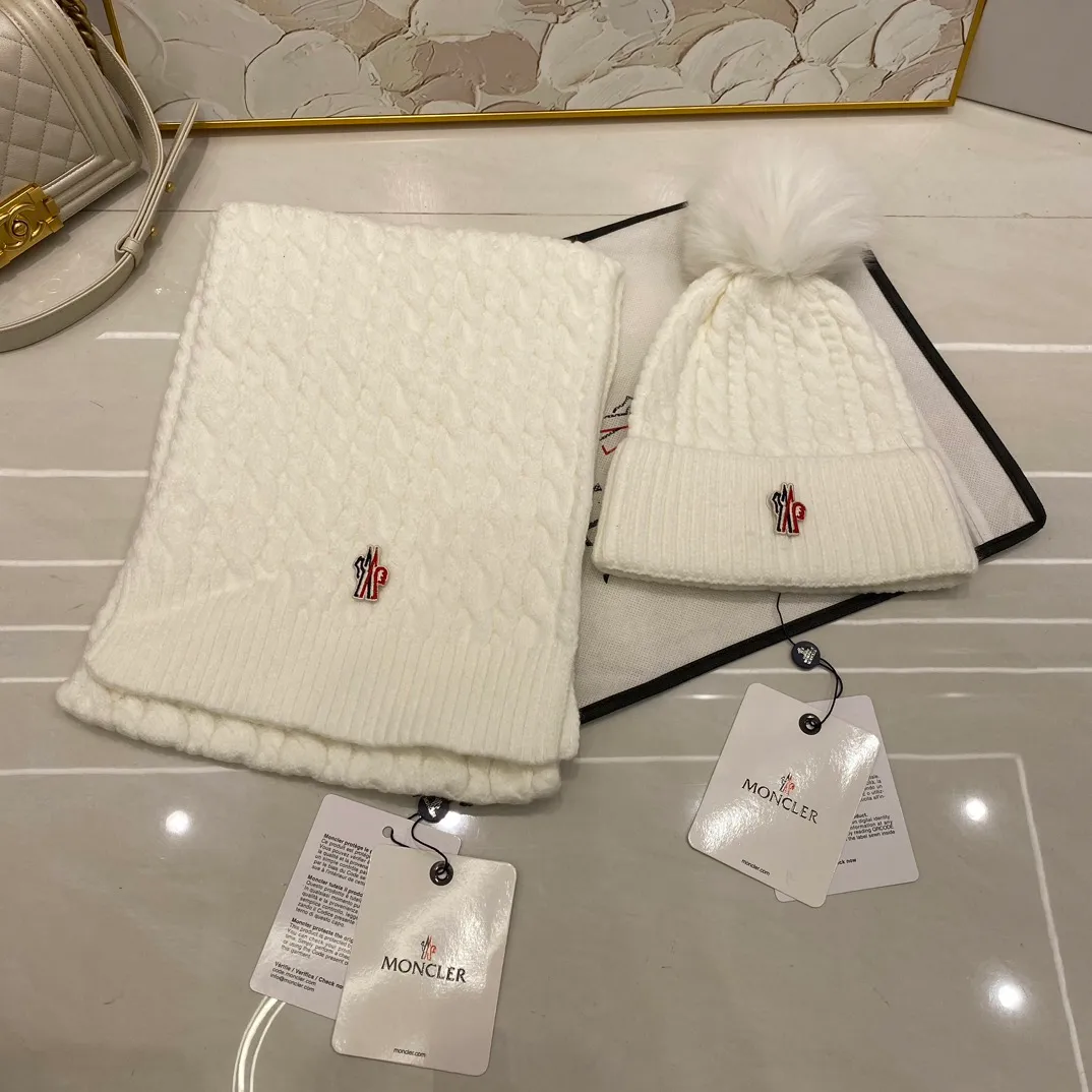 Moncler Mouth Covered Twist Cashmere Knitted Hat (Fox Fur Ball) + Scarf🧣